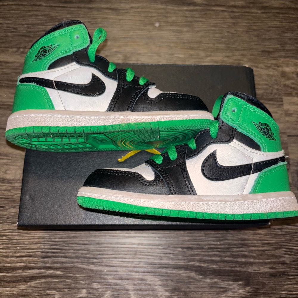 Jordan 1 Retro High  Kids Shoes in Green, Black, and White